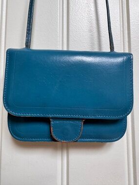 VTG Mundi Teal Cowhide Leather Mini Wallet Purse with Mirror. 5” by 4” by 1”